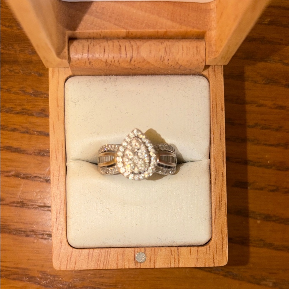 Elegant Silver Teardrop Ring